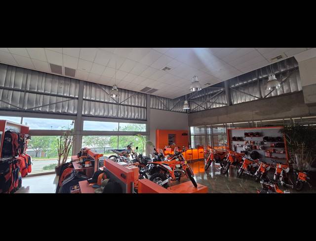 1,360M² SHOWROOM TO LET IN RIVERSIDE PARK